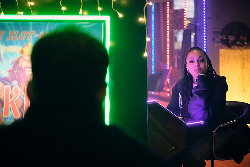 Ermittlerin Mara Herrmann (Davina Chanel Fox) beobachtet während eines nicht enden wollenden Nachteinsatzes am Spielautomaten, welche Strippen in der örtlichen Spielothek gezogen werden. Ermittlerin Mara Herrmann (Davina Chanel Fox) beobachtet während eines nicht enden wollenden Nachteinsatzes am Spielautomaten, welche Strippen in der örtlichen Spielothek gezogen werden.