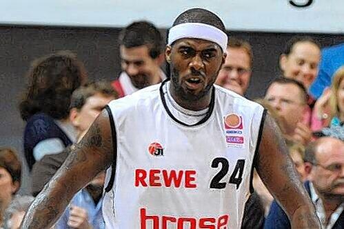Gesund, aber lust- und erfolglos: Die Einstellung seines Centers Elton Brown bringt Bambergs Manager Heyder auf die Palme.
