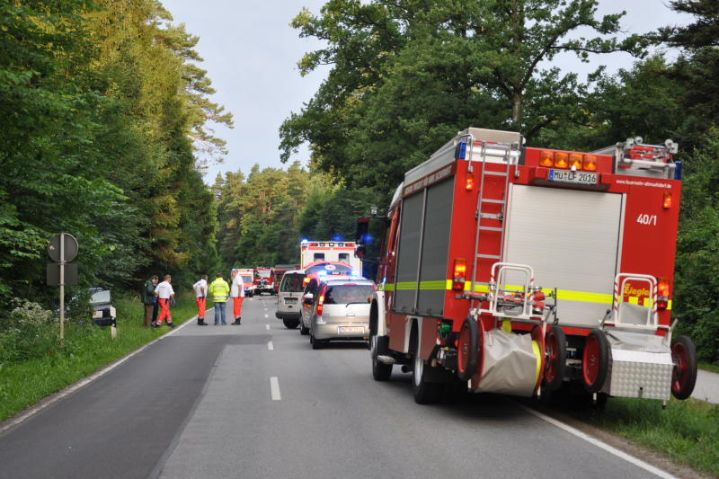Der Wagen zerschellte an einem Baum - der Fahrer starb an der Unfallstelle.