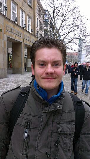 Stefan J.,  Flugzeug-Abfertiger: &bdquo;Dass so wenige Münchner Straßen nach Frauen benannt sind, wusste ich gar nicht. Die Frauenquote ist wichtig, jedoch haben wir, meiner Meinung nach, bei diesem Thema andere Probleme als Straßennamen. Mir ist völlig egal, wie die Straßen heißen. Allerdings sollten sie nicht nach Schauspielerinnen benannt werden, sondern eher nach Literatinnen oder Professorinnen.&ldquo;