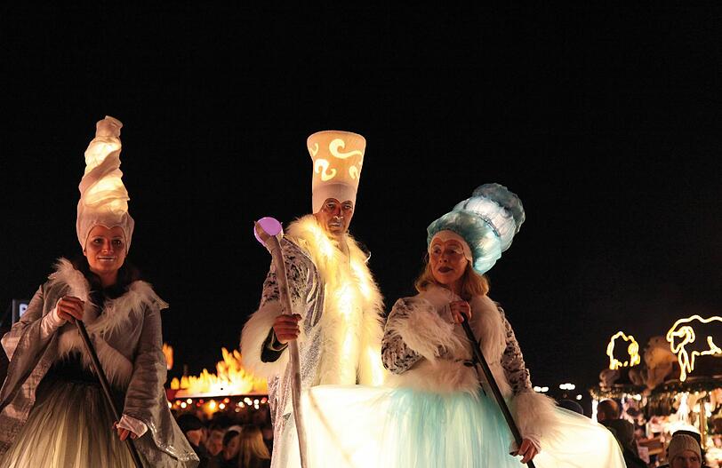 Ein Höhepunkt auf dem Tollwood: Stelzentheater &bdquo;Illumina&ldquo;.