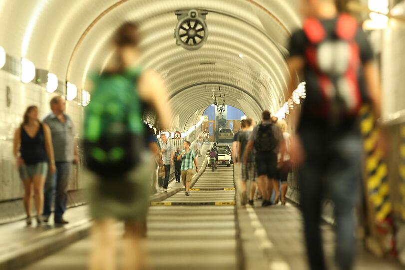Platz 6: Sanierung Alter Elbtunnel; KS: +364 Prozent;
Die Kosten des beliebten Hamburger Bauwerks steigen um 71 Millionen Euro, weil Baupläne fehlen.