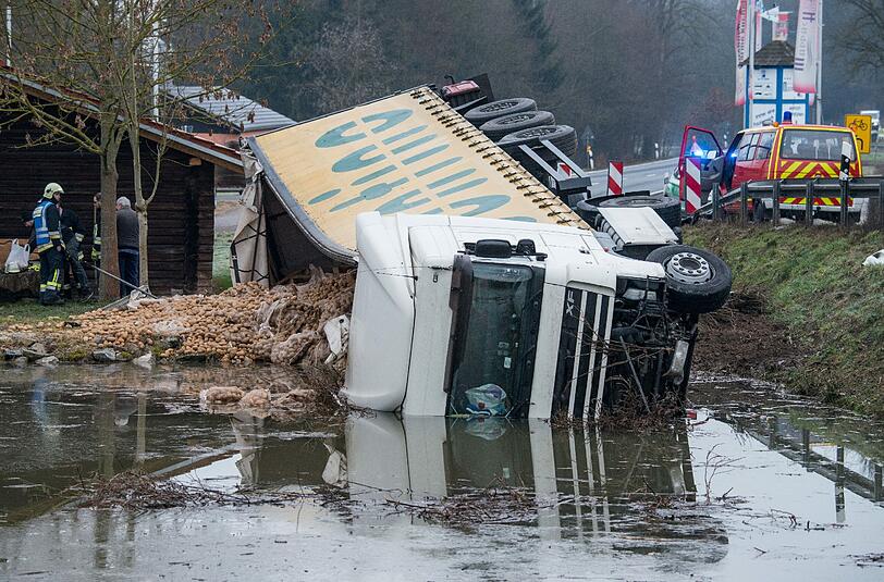 Nach dem Unfall: Die tonnenschwere Ladung Kartoffeln im Weiher.