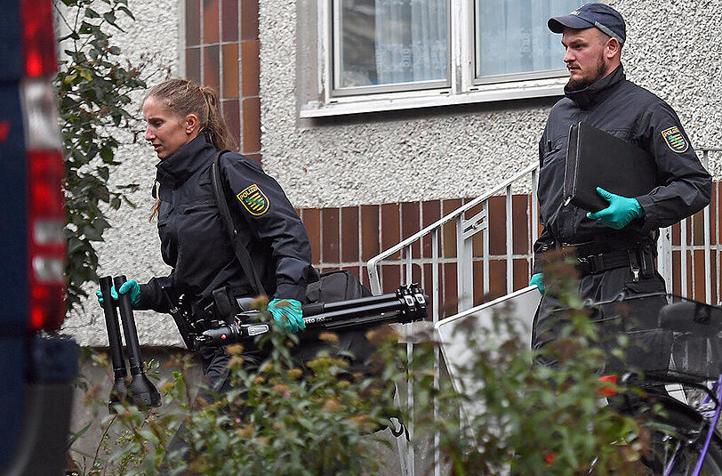 Polizeibeamte vor dem Haus, in dem der Terrorverdächtige festgenommen werden konnte.