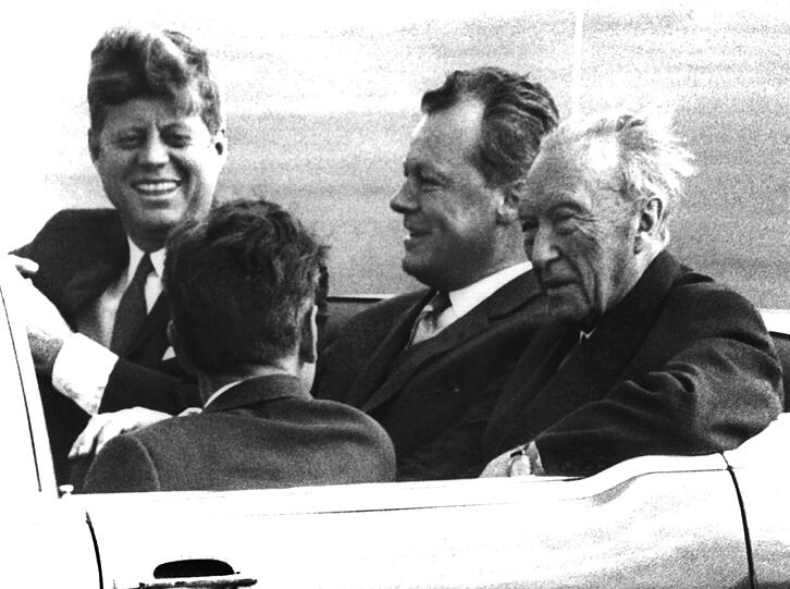 Bei einer Fahrt mit einem offenen Wagen durch Berlin (v.l.):
US-Präsident John F. Kennedy, der Regierenden Bürgermeister von Berlin, Willy Brandt, und Bundeskanzler Konrad Adenauer.