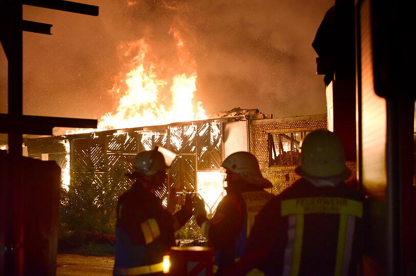 Mehrere Lagerhallen brannten beinahe vollkommen ab - die Feuerwehr war die ganze Nacht im Einsatz. Die Bilder.