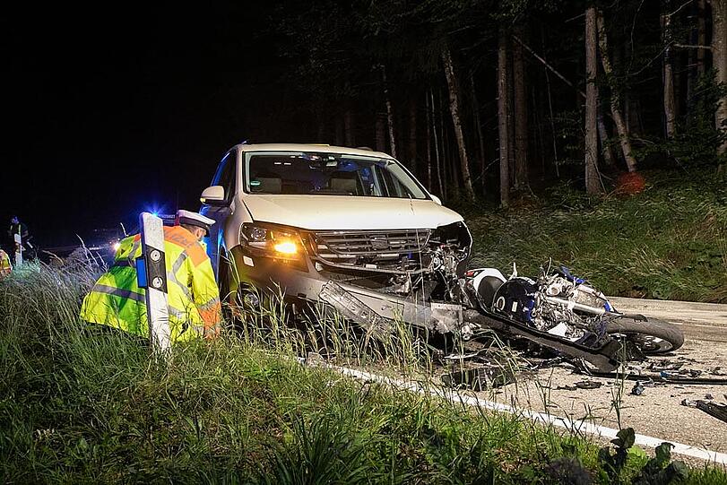 Auf der B305 zwischen Inzell und Ruhpolding ist es am Mittwochabend zu einem tödlichen Verkehrsunfall gekommen. Ein Biker war in den Gegenverkehr geraten und in ein Auto geprallt.