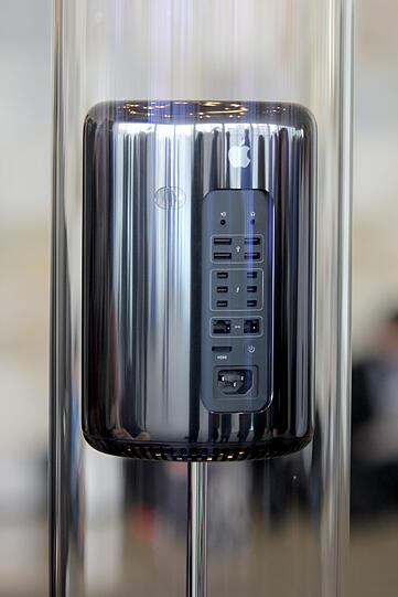 Die neueste Generation des Mac Pro als Desktop-Rechner mit Tunderbolt-2-Schnittstelle. Für Rechenpower sorgen ein Xeon-E5-Prozessor von Intel und zwei FirePro-Grafikkarten von AMD.