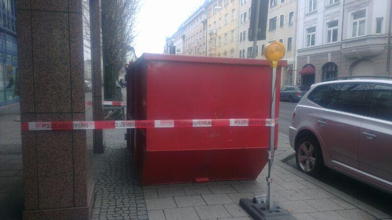 Das Loch wurde mittlerweile sicherheitshalber mit einem Container abgeschirmt.