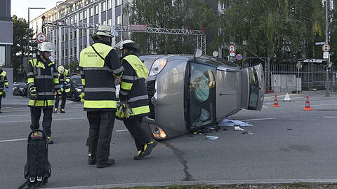 Das Auto kippte nach dem Unfall auf die Seite. Die Feuerwehr musste die Prinzregentenstraße absperren.