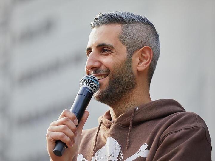 Moderator Michel Abdollahi beim "Best of Poetry Slam" in Hamburg.
