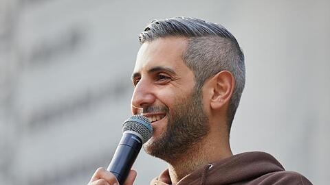 Moderator Michel Abdollahi beim "Best of Poetry Slam" in Hamburg.