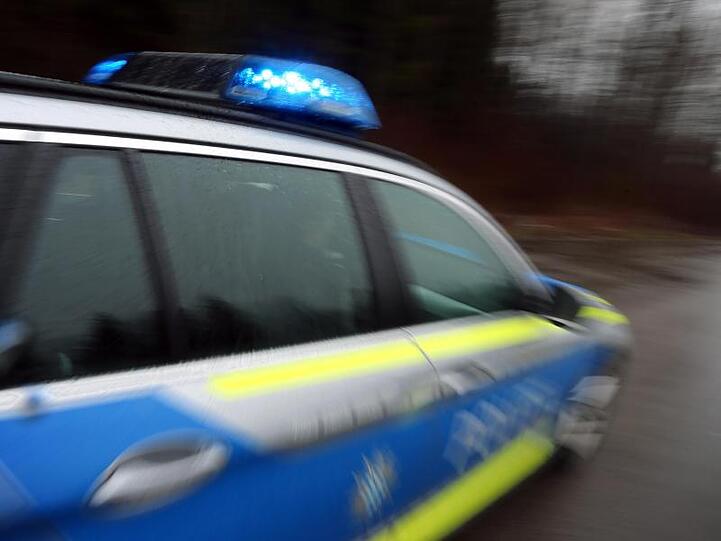 Ein Polizeiauto mit Blaulicht im Einsatz. Foto: Karl-Josef Hildenbrand/dpa/Symbolbild
