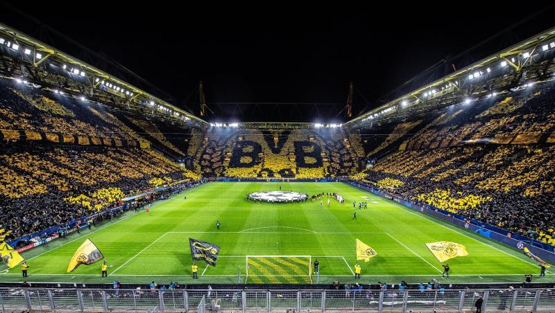 Die Dortmunder Fans zeigen vor Beginn des Spiels im Signal Iduna Park eine Choreogephie die über 3 Tribünen.