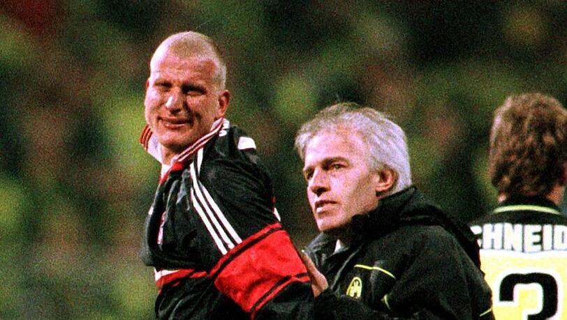 18. März 1998: Bayern-Stürmer Carsten Jancker (l.) weint nach dem Aus gegen Dortmund, BVB-Trainer Nevio Scala versucht zu trösten. 18. März 1998: Bayern-Stürmer Carsten Jancker (l.) weint nach dem Aus gegen Dortmund, BVB-Trainer Nevio Scala versucht zu trösten.