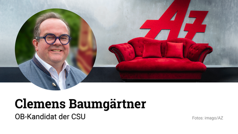 Auf der roten Couch nimmt Platz Clemens Baumgärtner – am 10. November 2025 im Deutschen Theater.