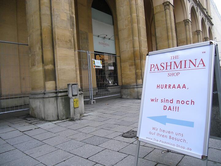 Ein Miet-Streit in der Maximilianstraße eskaliert. Der Besitzer lässt das Gebäude mit Brettern dicht machen &ndash; und wird bei der umstrittenen Aktion von der Polizei abgeführt.
