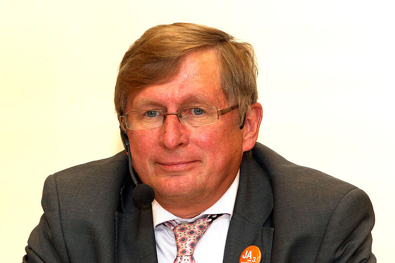 &bdquo;Zweite Röhre und dritte Startbahn&ldquo;: Michael Kerkloh (Flughafen-Chef): &bdquo;Wir brauchen eine gute und schnelle Flughafen-Anbindung, die ohne eine zweite Stammstrecke nicht möglich ist. Mit dem Transrapid hat es schon mal eine Chance gegeben. Die ist nicht umgesetzt worden. Der Flughafen braucht eine dritte Startbahn, weil es einen Stau am Boden und in der Luft gibt. München hat ein Angebot, das sich mit Weltflughäfen messen kann. Es wird nicht mehr Flüge über München geben, die Flugrouten werden sich nicht ändern. Wir sind Freunde der Bahn. Aber die Bahner haben ein Vielfaches an Investitionen nötig, um das zu erreichen, was eine dritte Startbahn bringen wird.&ldquo;