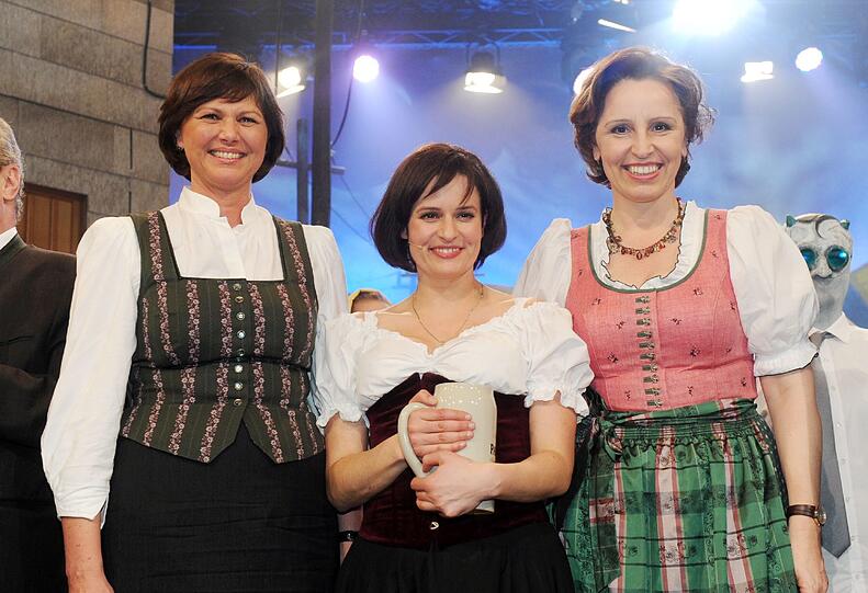 Sie spielte gleich beide: Angela Ascher (Mitte) mimte Wirtschaftsministerin Ilse Aigner (links) und die Chefin der Staatskanzlei, Christine Haderthauer (rechts).