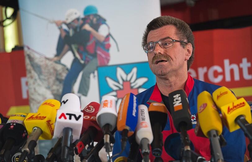 Klemens Reindl von der Bergwacht Bayern auf einer Pressekonferenz nach der erfolgreichen Bergung des Höhlenforscher Johann Westhauser.