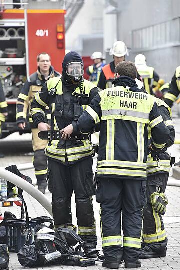 Ein technischer Defekt führte zu einem Großbrand beim Textilprouzenten Gore. Hier die Bilder des Brandes.