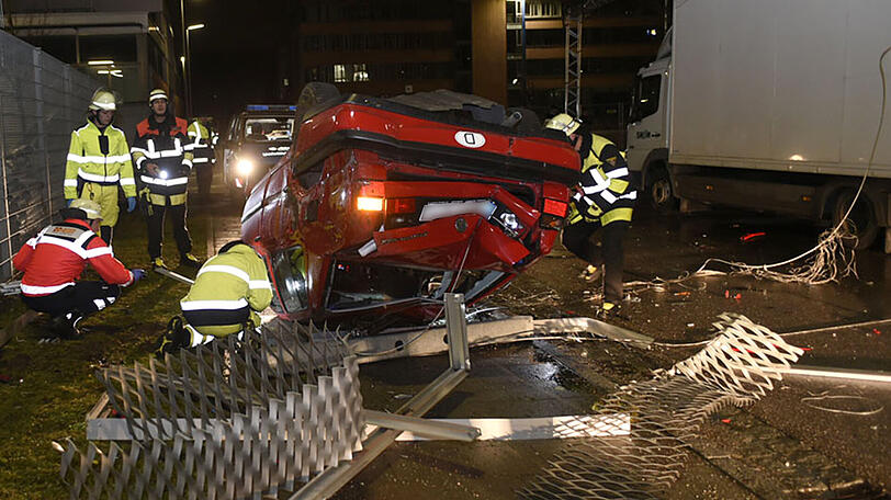 Der völlig demolierte VW nach dem Sturz vom zweiten Parkhausdeck - auch nachdem die Feuerwehr das Auto auf die Räder dreht, findet sie keine Insassen.