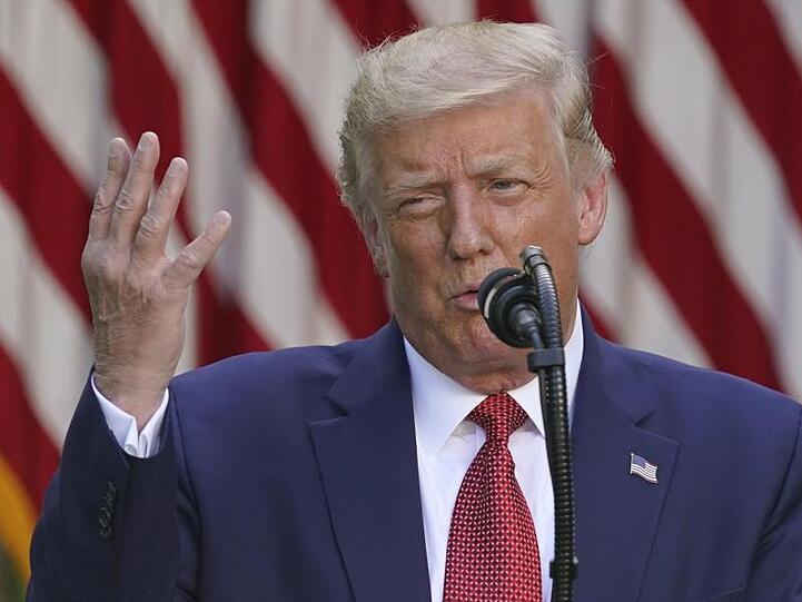 Trump erklärt, er habe eine Verfügung unterzeichnet, die alle Vorzugsbehandlungen für Hongkong beende.