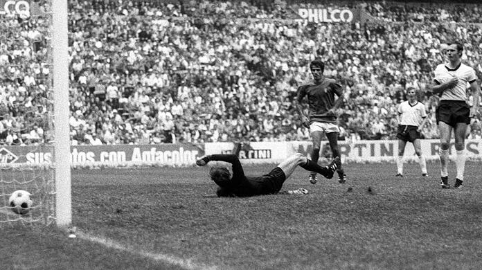 Die Entscheidung &ndash; für Italien: Rivera trifft in der 111. Minute gegen Sepp Maier zum 4:3-Endstand.