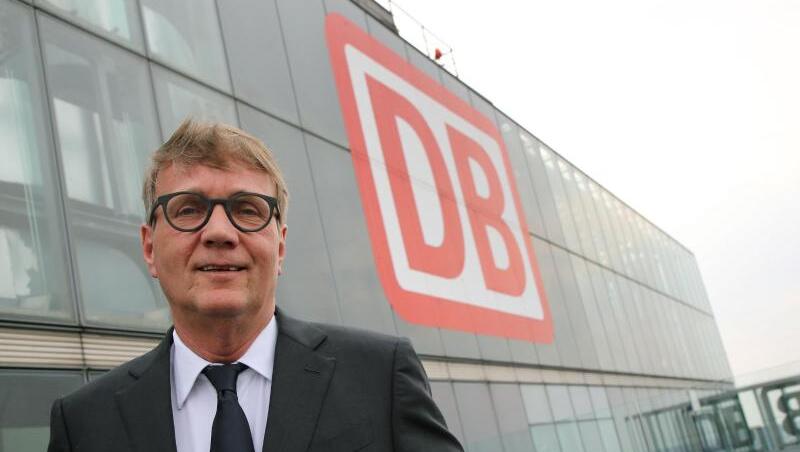 Der für die Infrastruktur zuständige Bahn-Vorstand Ronald Pofalla informiert über die Investitionspläne des Konzerns für 2020. Der für die Infrastruktur zuständige Bahn-Vorstand Ronald Pofalla informiert über die Investitionspläne des Konzerns für 2020.