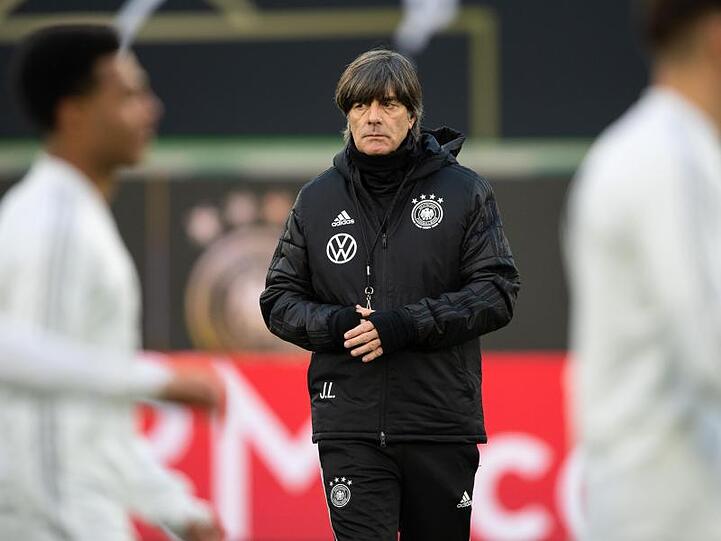 Im Umbruch steht gerade Bundestrainer Löw im Fokus der öffentlichen Wahrnehmung.