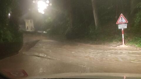 Auch in der Nacht von Montag auf Dienstag muss die Landshuter Feuerwehr wieder gegen Wassermassen auf Straßen und Wegen kämpfen.