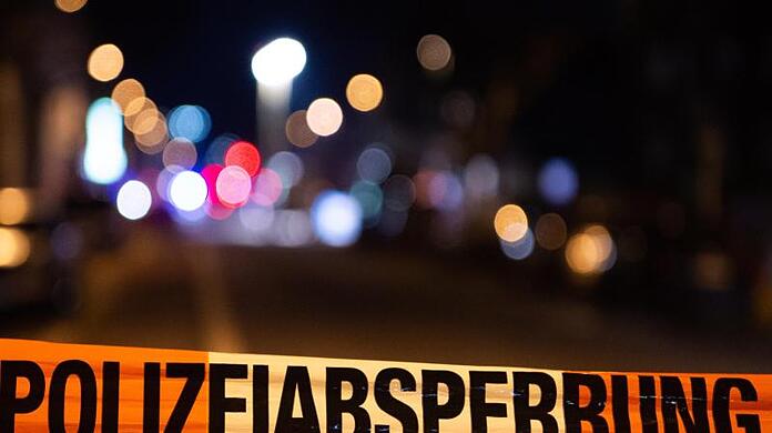 Ein Einsatzort der Polizei ist mit Flatterband abgesperrt.