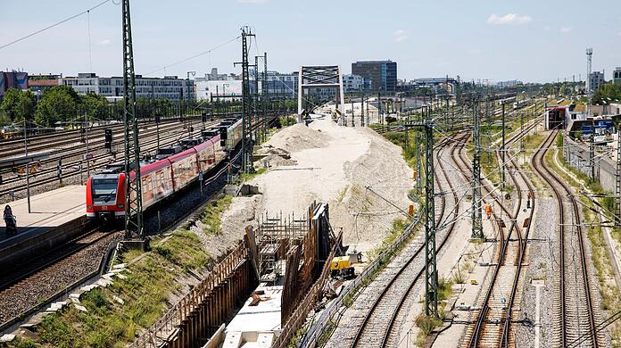 Eine S-Bahn fährt an der Baustelle der zweiten Stammstrecke durch die Münchner Innenstadt.