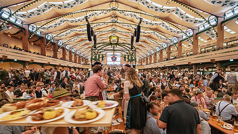Beim Thema Ernährung ist auf dem Oktoberfest noch viel Luft nach oben, findet die Initiative "Faire Wiesn".
