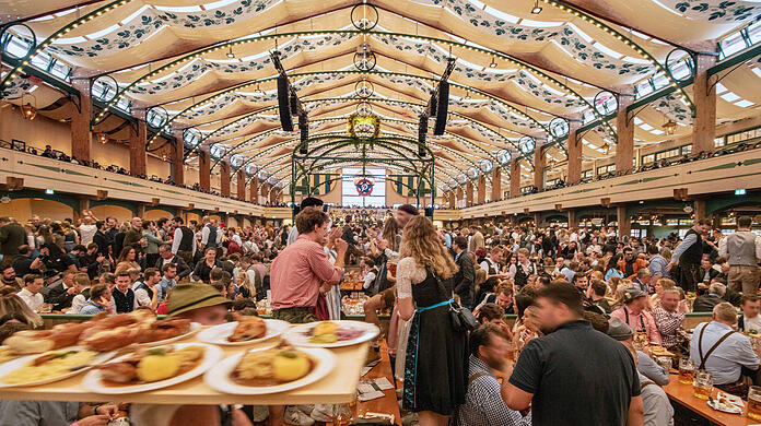 Beim Thema Ernährung ist auf dem Oktoberfest noch viel Luft nach oben, findet die Initiative "Faire Wiesn".