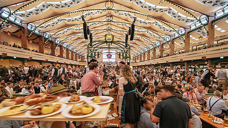 Beim Thema Ernährung ist auf dem Oktoberfest noch viel Luft nach oben, findet die Initiative "Faire Wiesn".