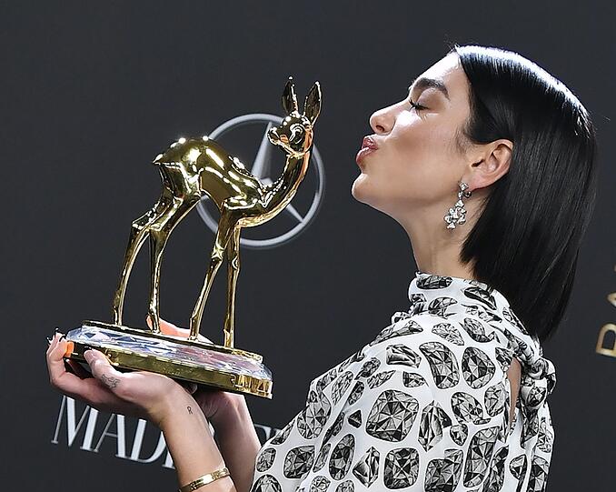 2018 in Berlin: Dua Lipa freut sich über ihre Auszeichnung in der Kategorie "Musik International" bei der 70. "Bambi"-Verleihung.