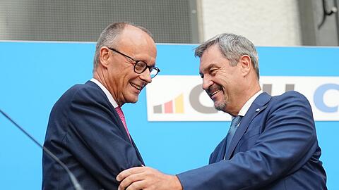 Sie wollen regieren, aber nur einer kann Kanzler werden: Friedrich Merz und Markus Söder üben den Schulterschluss. (Archivbild)