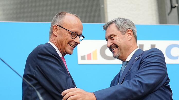 Sie wollen regieren, aber nur einer kann Kanzler werden: Friedrich Merz und Markus Söder üben den Schulterschluss. (Archivbild)
