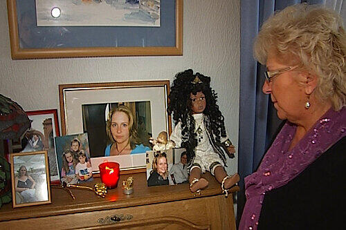 Einen Altar hat die trauernde Mutter Kristina Bauer für ihre Tochter Carmen Spielmann aufgestellt.