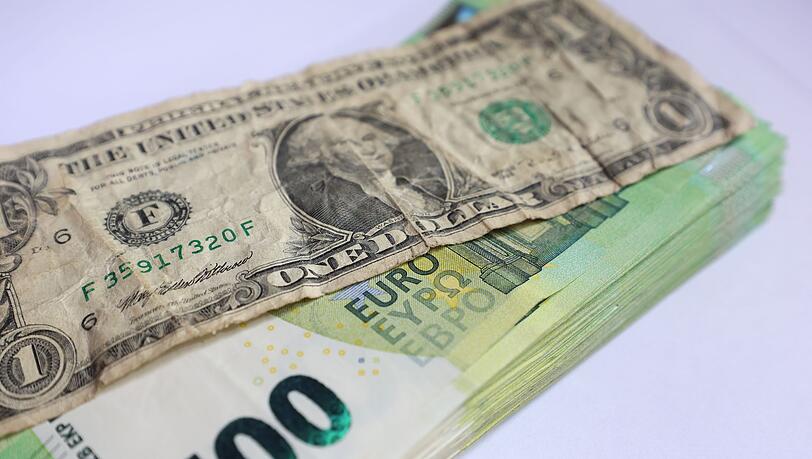 Der Dollar ist globale Reservewährung. Doch US-Präsident Donald Trumps Wirtschafts- und Finanzpolitik verunsichert die Kapitalmärkte. In den vergangenen Monaten hat die US-Währung im Vergleich zum Euro kräftig an Wert verloren. (Symbolbild)