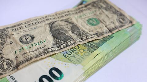 Der Dollar ist globale Reservewährung. Doch US-Präsident Donald Trumps Wirtschafts- und Finanzpolitik verunsichert die Kapitalmärkte. In den vergangenen Monaten hat die US-Währung im Vergleich zum Euro kräftig an Wert verloren. (Symbolbild)