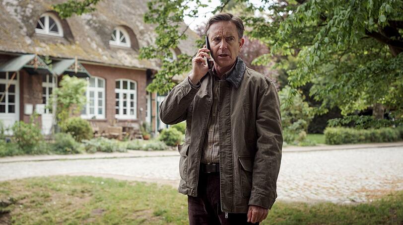 Arnd Klawitter ist ein Meister verschrobener Rollen. In "Nord bei Nordwest - Das dritte Grab" verk&ouml;rpert er den Friedhofsverwalter Dirk Eilers. F&uuml;r seine Rolle lie&szlig; er sich von William H. Macys Spiel im Coen-Brothers-Kultfilm "Fargo" inspirieren, wie er verriet.