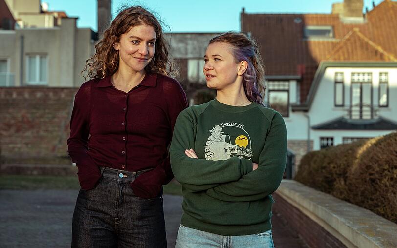Juliet Dumon (Charlotte De Bruyne, links) versteht sich gut mit ihrer Nichte Chloé (Amber Naert). Noch ahnt sie nicht, dass die Jugendliche Probleme in der Schule hat ... Juliet Dumon (Charlotte De Bruyne, links) versteht sich gut mit ihrer Nichte Chloé (Amber Naert). Noch ahnt sie nicht, dass die Jugendliche Probleme in der Schule hat ...