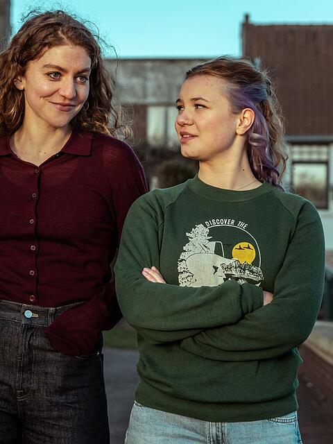 Juliet Dumon (Charlotte De Bruyne, links) versteht sich gut mit ihrer Nichte Chlo&eacute; (Amber Naert). Noch ahnt sie nicht, dass die Jugendliche Probleme in der Schule hat ...