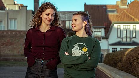 Juliet Dumon (Charlotte De Bruyne, links) versteht sich gut mit ihrer Nichte Chlo&eacute; (Amber Naert). Noch ahnt sie nicht, dass die Jugendliche Probleme in der Schule hat ...