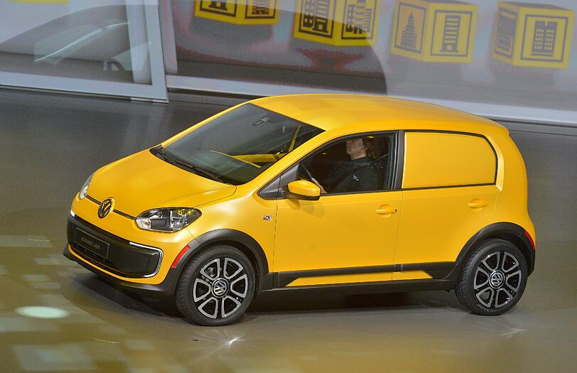 Mit dem E-Up beginnt auf der IAA für Volkswagen das Elektrozeitalter.
Neben dem batteriebetriebenen Kleinwagen wird es auf der IAA erstmals
auch den elektrischen Golf zu sehen geben.
