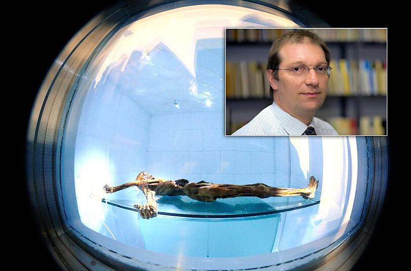 Die 5300 Jahre alte Gletscherleiche Ötzi im Archäologischen Museum in Bozen in einer Kühlkammer hinter Glas. In Zukunft kümmert sich Oliver Peschel (kleines Bild) um die Mumie.