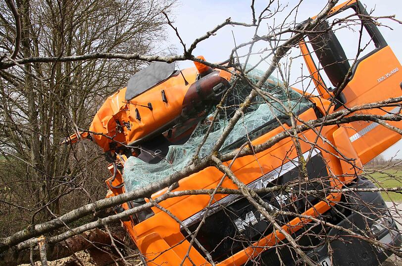 Der Lkw landete im Straßengraben. Der Unfallverursacher machte sich aus dem Staub.