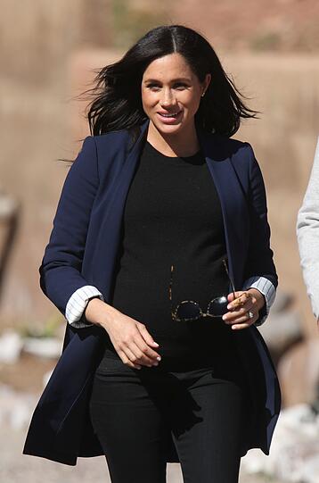 Meghan zeigt sich bei einem Besuch eines Internats während ihrer Marokko-Reise in einem legeren Outfit. Unter dem blauen Blazer wölbt sich der Babybauch der Herzogin.